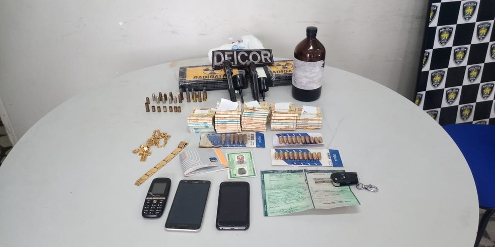 Dinheiro, armas e drogas foram apreendidos com empresário suspeito de integrar facção criminosa em Mossoró — Foto: Polícia Civil/Divulgação