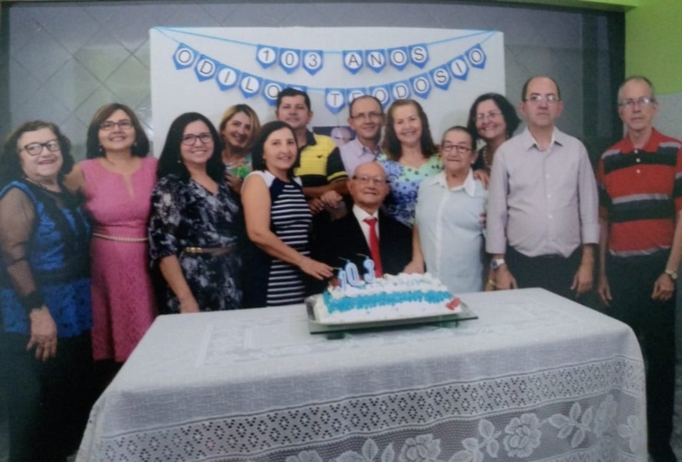 Odilon Teodósio ao lado de parte dos filhos no aniversário de 103 anos — Foto: Arquivo da família
