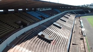Vista das arquibancadas cobertas do estádio Morenão (Foto: Hélder Rafael)