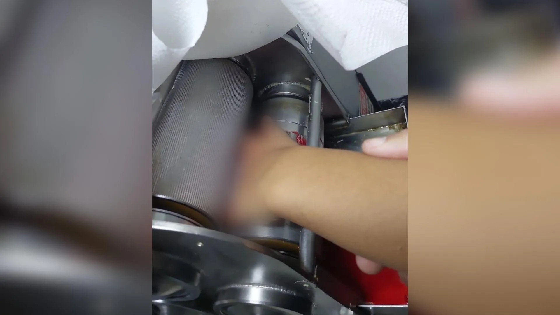 Jovem prende a mão em moedor de cana ao limpar equipamento sem perceber que ele estava ligado na energia, em Luziânia 