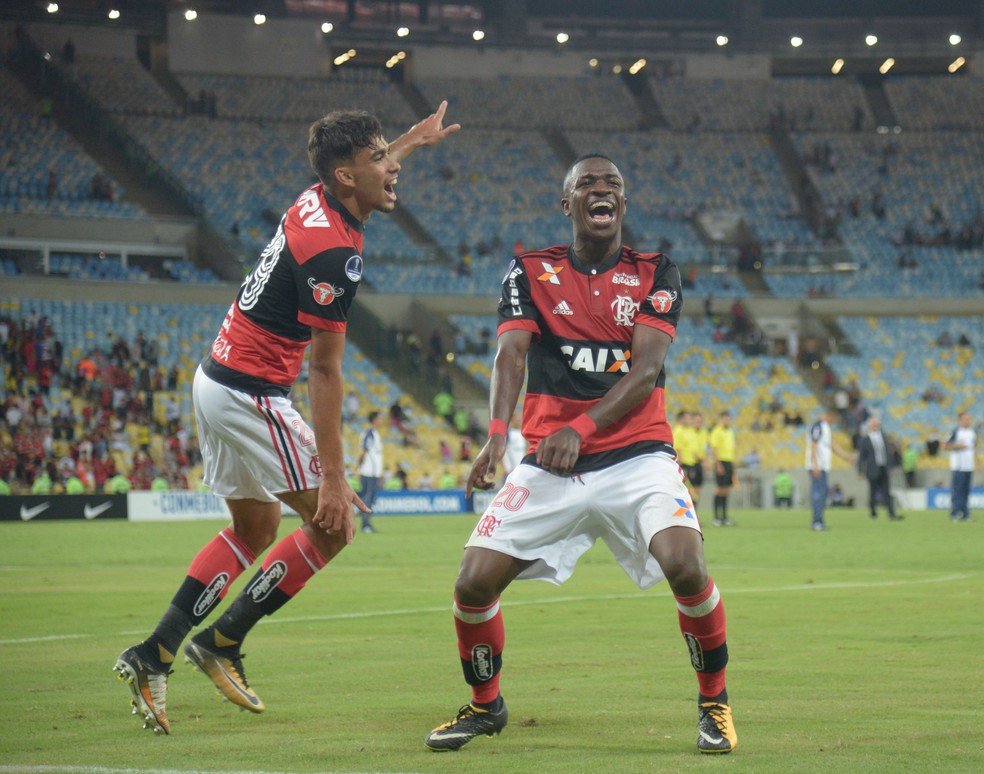 Lucas Paquet&aacute; e Vinicius J&uacute;nior comemoram classifica&ccedil;&atilde;o do Flamengo &mdash; Foto: Andr&eacute; Dur&atilde;o