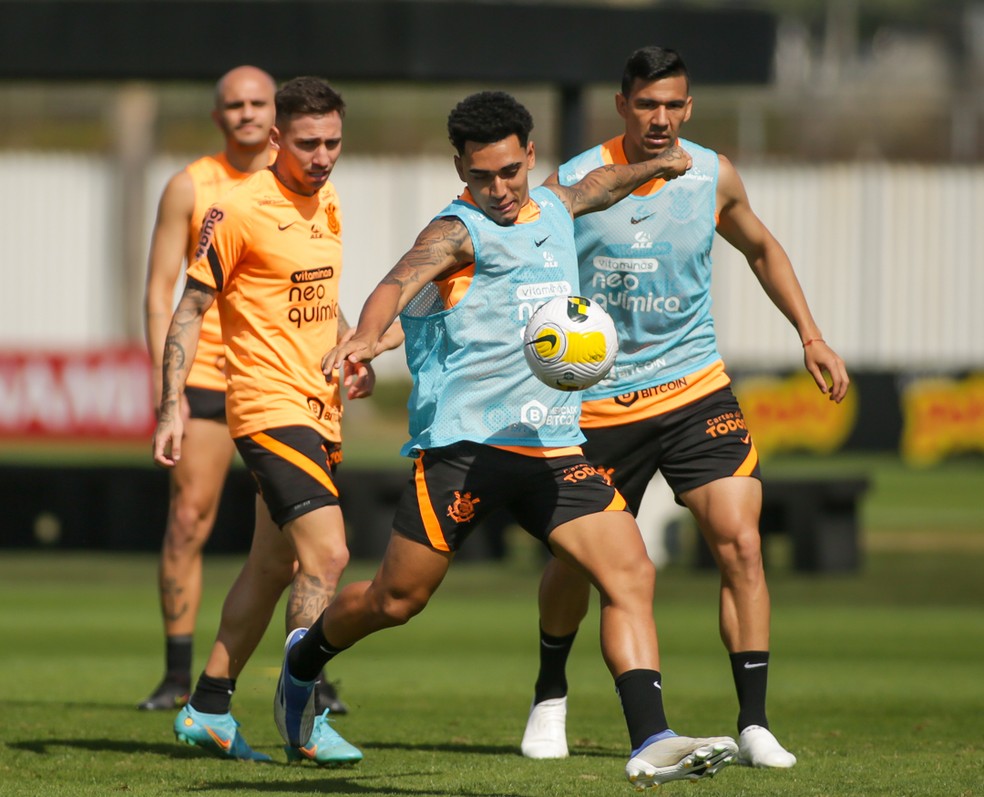 Fábio Santos, Mosquito, Dú Queiroz e Balbuena em treino do Corinthians — Foto: Rodrigo Coca/Agência Corinthians