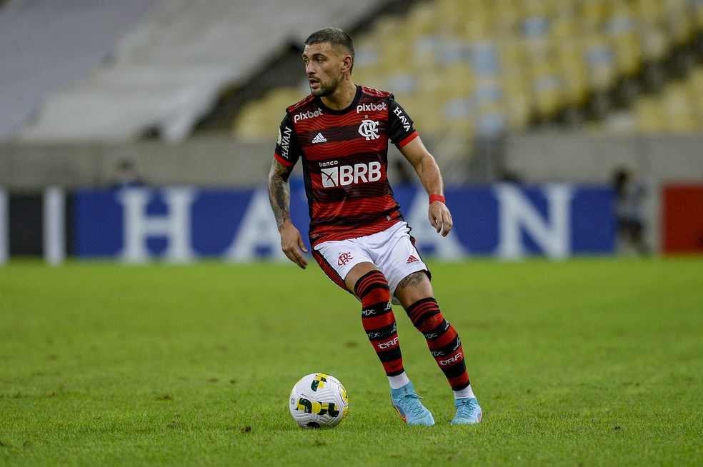 Arrascaeta é um dos jogadores mais solidários do campeonato — Foto: Marcelo Cortes/Flamengo