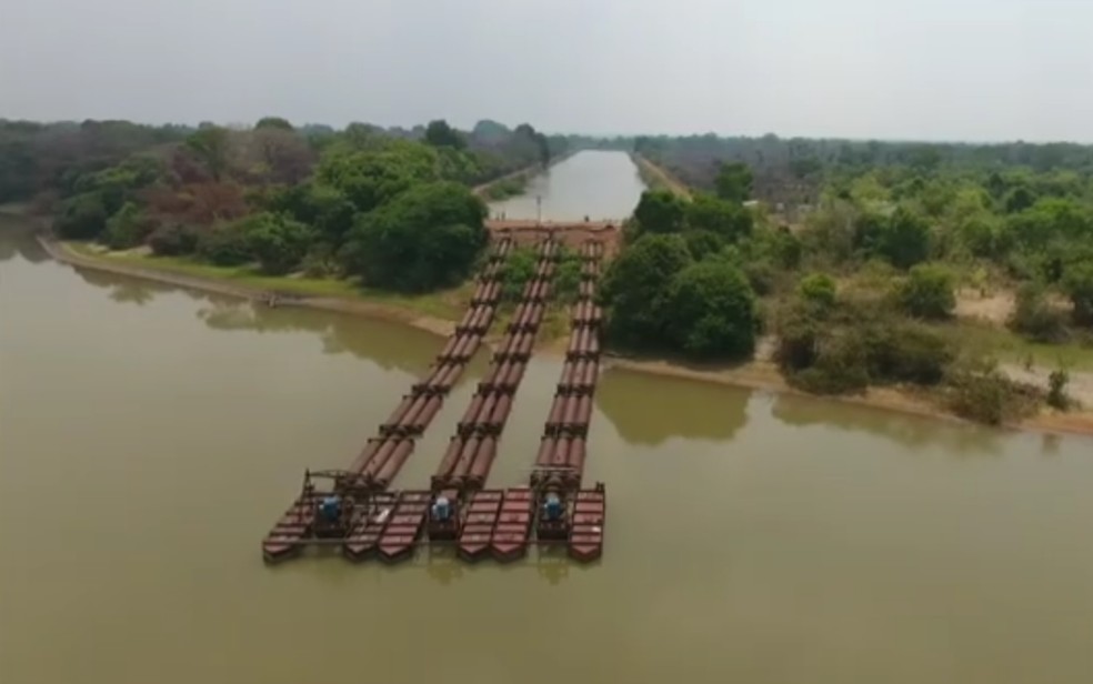 Estrutura retira gua do Rio Araguaia para irrigao de lavoura, em Gois (Foto: Reproduo/TV Globo)