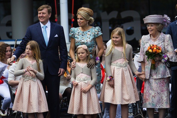 Left to right: Princess Alexia, Princess Ariane and their elder sister and direct heir to the throne Princess Catharina-Amalia of The Netherlands stand under the watchful gaze of their parents King Willem-Alexander, Queen Máxima of The Netherlands, and their grandmother, the former Queen Beatrix (Foto: Getty)
