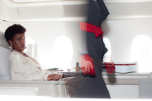 Para uma viagem confortável, é melhor restringir os carboidratos das refeições pré-voo, segundo Christa Vigeet, pilota da KLM, que cedeu o avião para este ensaio (Foto: Mari Caldas)