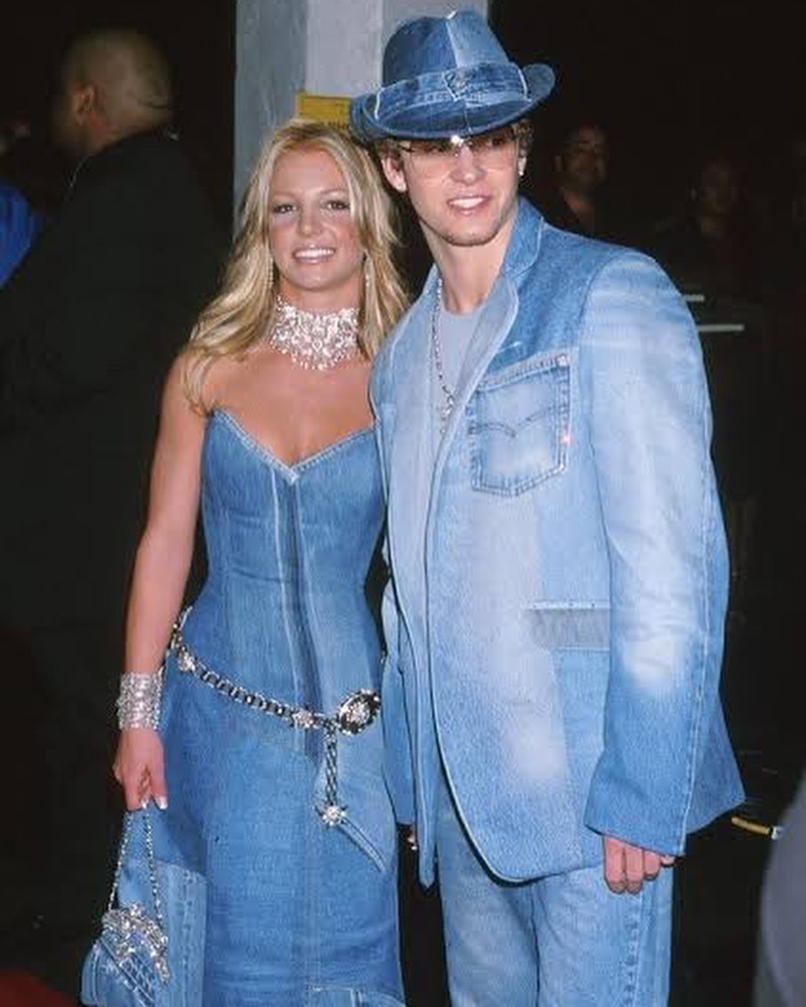Britney Spears e Justin Timberlake usaram o look no ano de 2001 (Foto: Reprodução/Instagram)