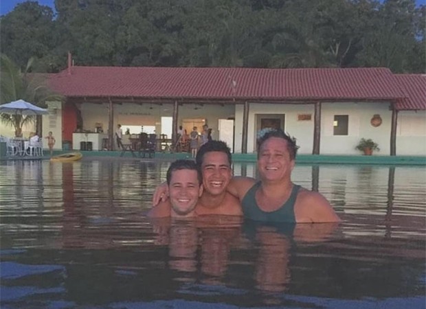 Pedro Leonardo, Matheus Vargas e Leonardo em lago da fazenda (Foto: Reprodução/Instagram)