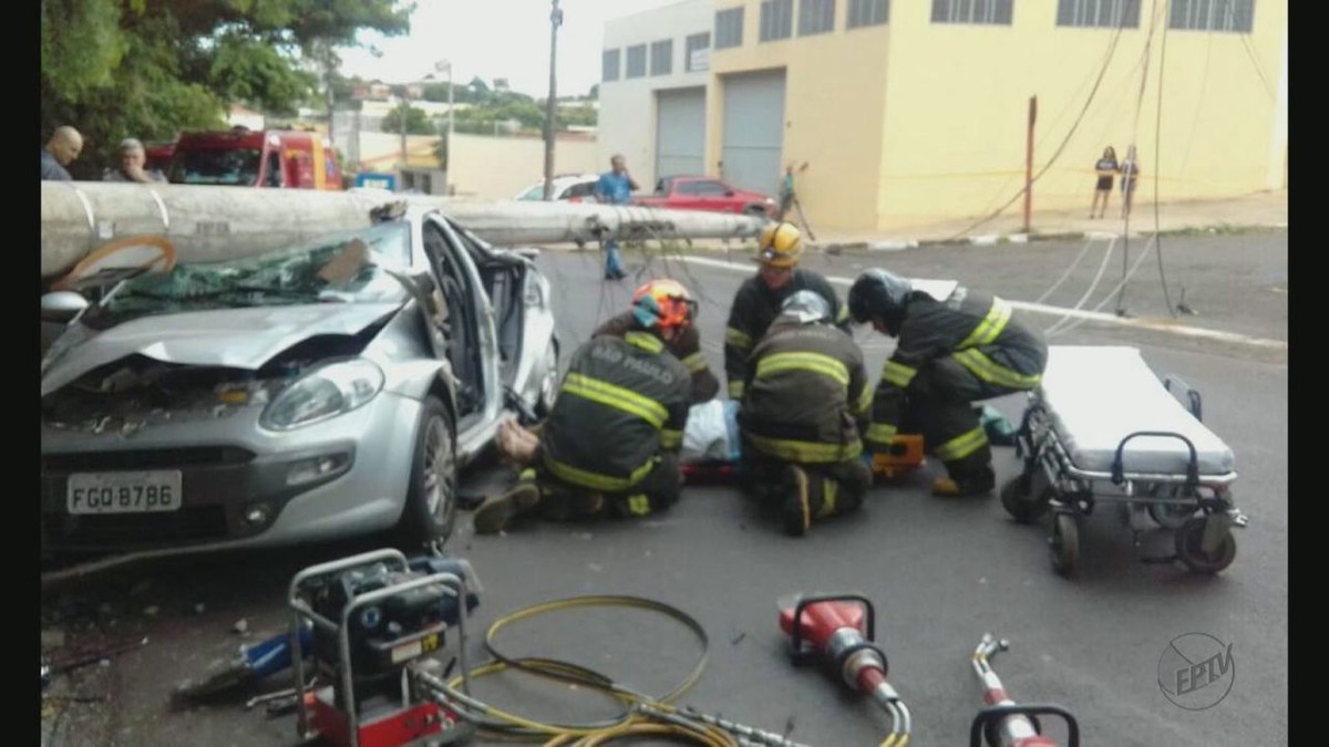 Motorista Fica Ferido Ao Bater Carro E Derrubar Poste Em Araraquara Sp