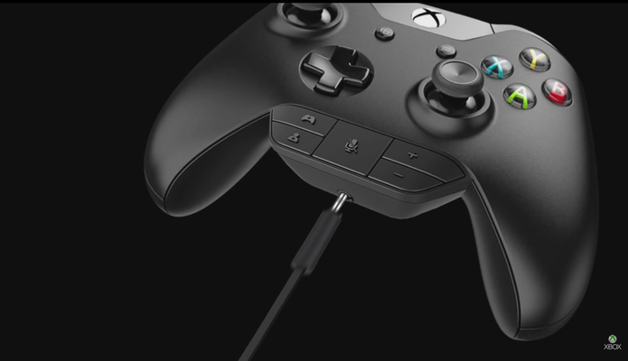 Controle do Xbox One com headset original (Foto: Reprodução/YouTube)