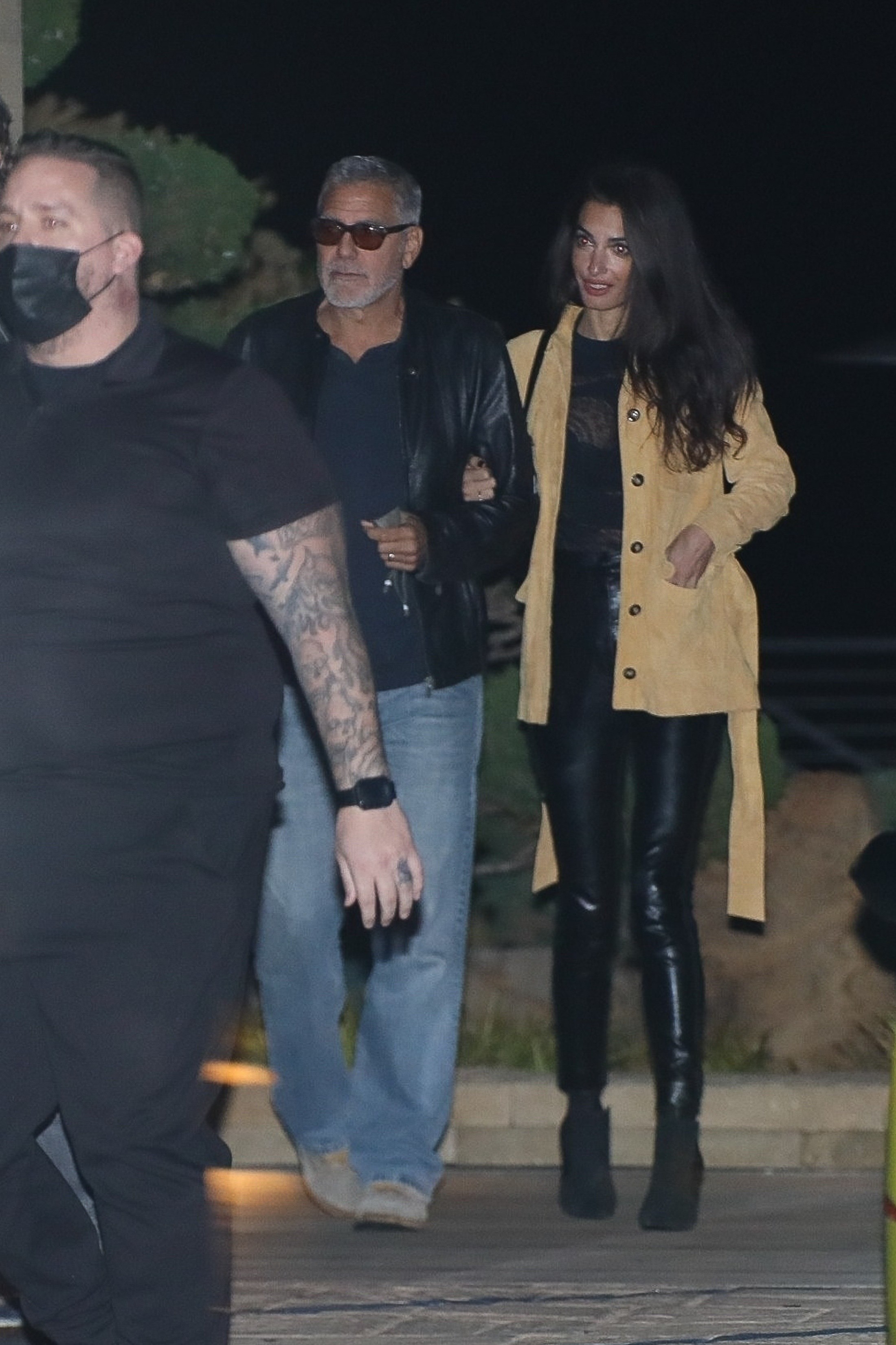 Photo © 2022 Backgrid/The Grosby Group19 JANUARY 2022 Malibu, CA  - *EXCLUSIVE*  -George Clooney and Amal Clooney enjoy dinner at Nobu with Cindy Crawford and Rande Gerber on Tuesday night. The group is all smiles as they hug goodbye before getting in (Foto: Backgrid/The Grosby Group)
