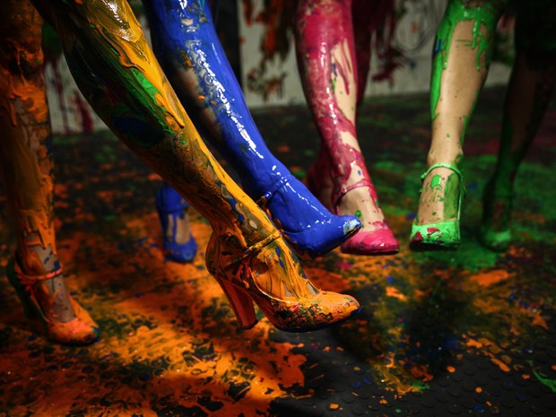 Coletivo Pi faz pintura de telas usando os corpos de mulheres  (Foto: Fábio Tito/G1)