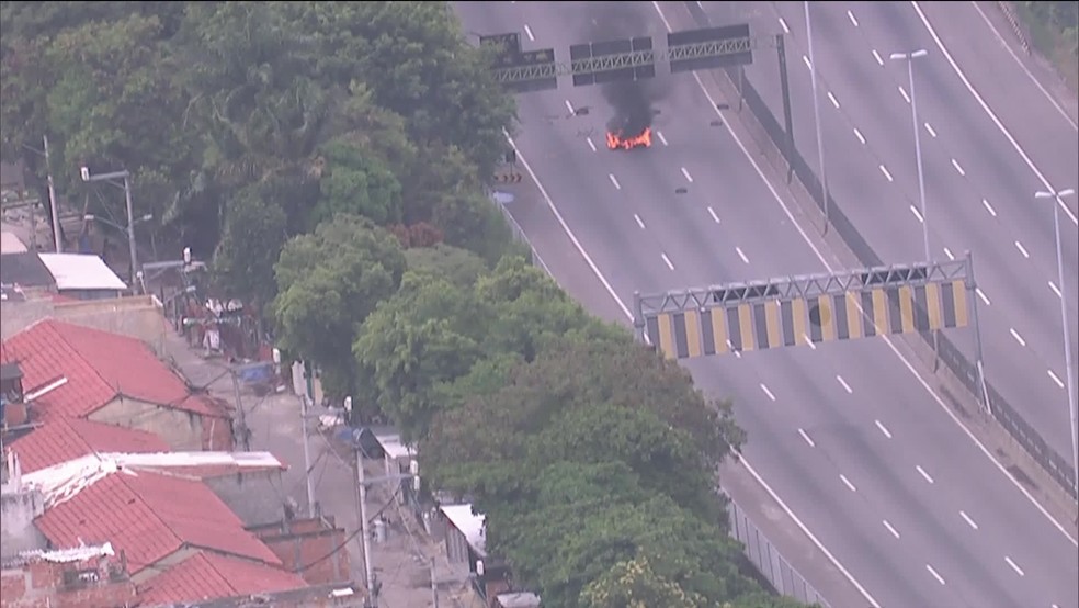 Barricada na Linha Amarela, na Zona Oeste do Rio (Foto: Reprodu&ccedil;&atilde;o/ GloboNews)