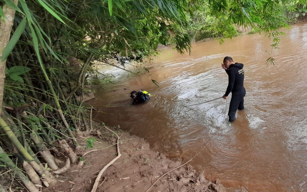 Após 5 dias de buscas, bombeiros encontram corpo de homem que afogou em rio, entre Maria da Fé e Itajubá, MG — Foto: Corpo de Bombeiros