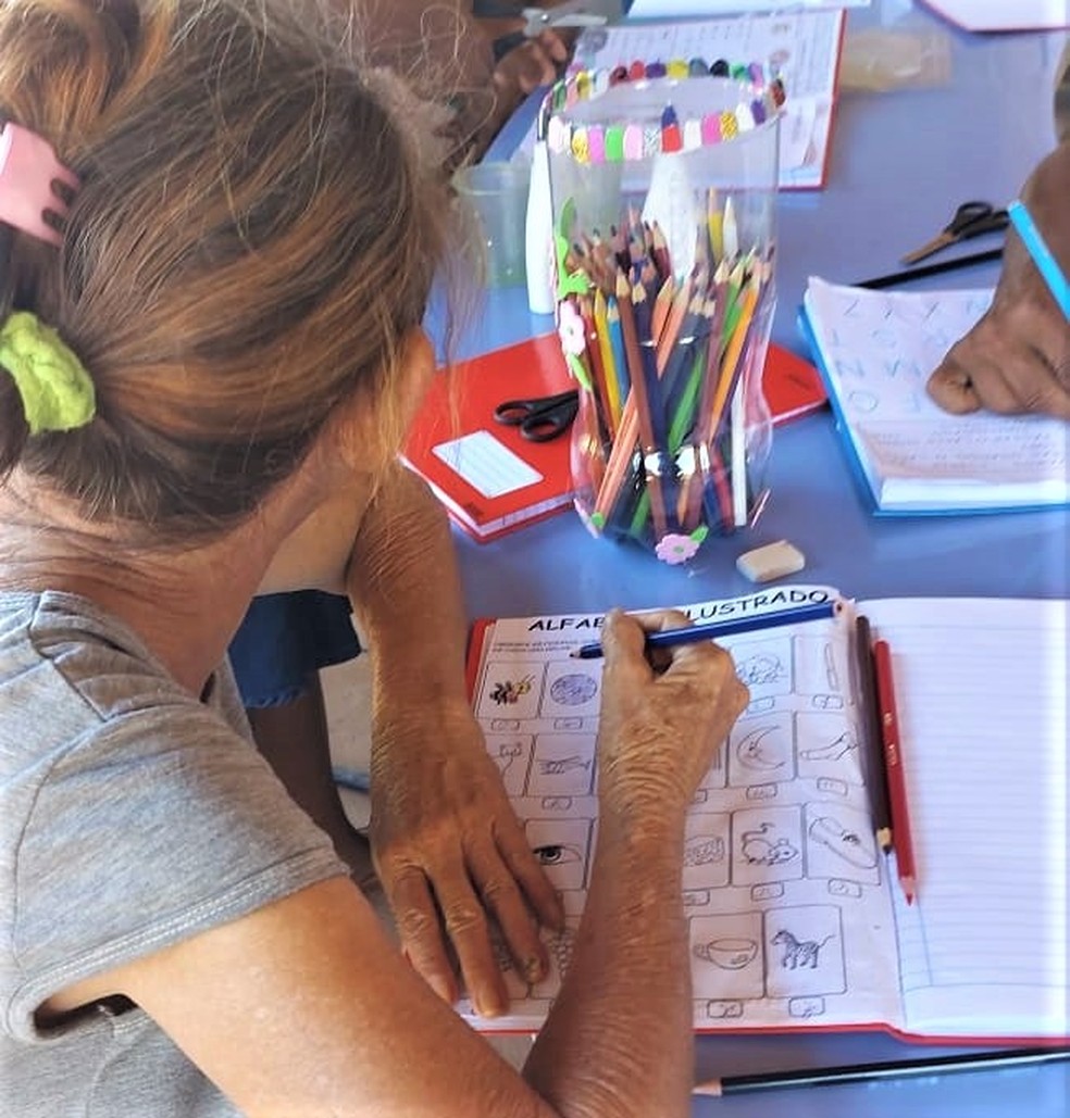 Lucimara, de 55 anos, em aula de alfabetização — Foto: Kethlyn Moraes/g1
