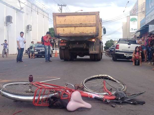 Idoso atropelado seguia em uma biclicleta no mesmo sentido da caçamba (Foto: Valéria Oliveira /G1 RR)