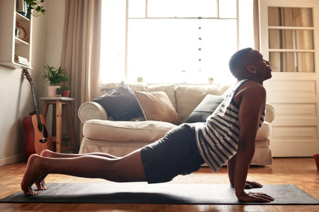 Shot of a young man practising yoga at home during the day (Foto: Getty Images)