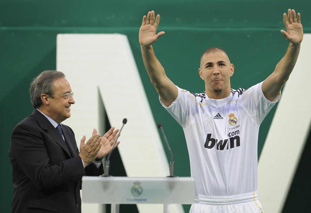Florentino Pérez na apresentação de Benzema no Real Madrid, em 2009 — Foto: PHILIPPE DESMAZES / AFP