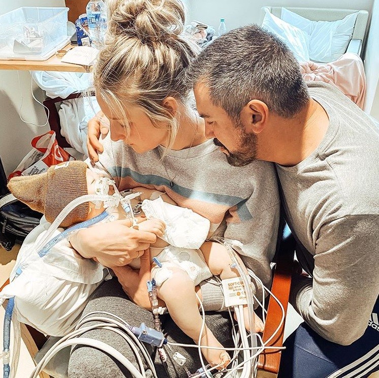 Brittani ao lado do bebê Crew e do marido Jeff (Foto: Reprodução/Instagram)