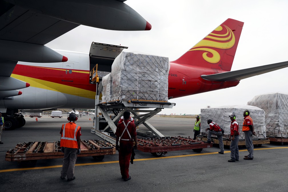 Carga de ajuda humanitária é retirada de avião enviado pela China ao aeroporto de Maiquetía, na Venezuela, em 29 de março — Foto: Manaure Quintero/Reuters
