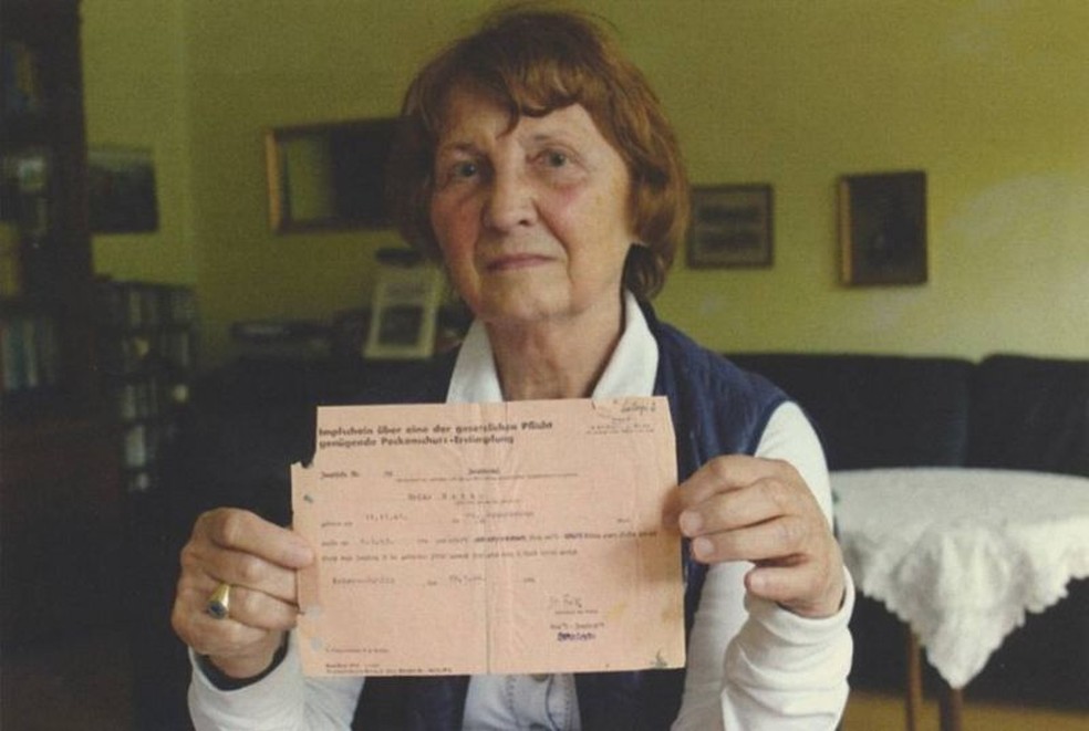Ingrid fez uma pesquisa em seus documentos com ajuda de um historiador — Foto: Arquivo Pessoal/BBC