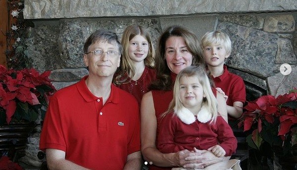 Bill Gates e Melinda Gates com os três filhos em foto de família (Foto: Instagram)