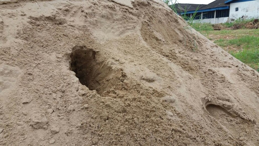 Arma usada por suspeitos estaria escondida em banco de areia que estava em terreno da unidade (Foto: Lidson Almeida/Rede Amazônica Acre)