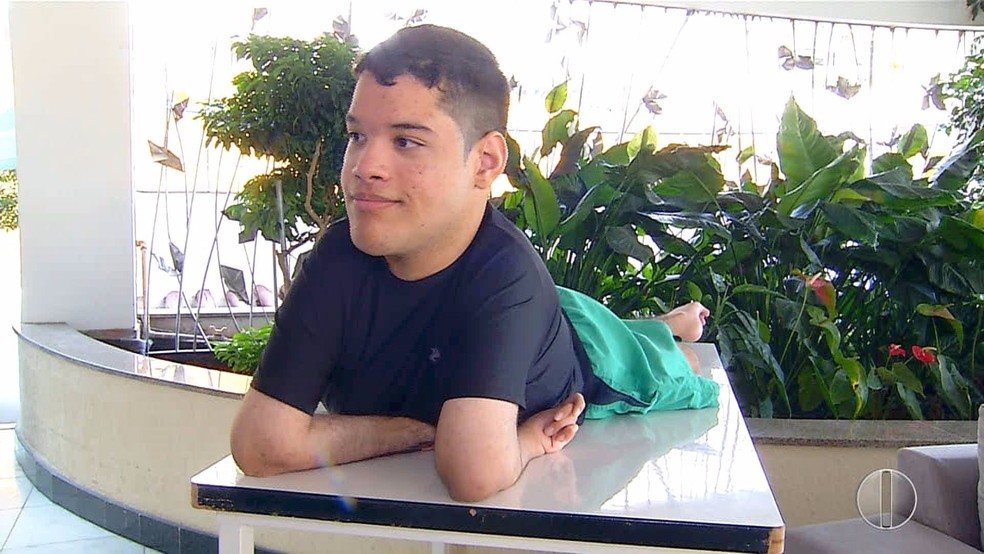 Carlos Daniel tem 17 anos e sobre com doença que atrofia os músculos (Foto: Reprodução/Inter TV Cabugi)