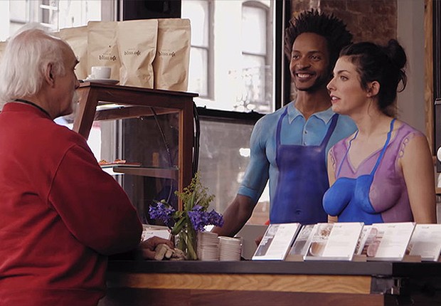 Comercial da Nestlé utiliza a surpresa de consumidores reais que se deparam com baristas sem roupa e com os corpos pintados (Foto: Reprodução/Coffee-mate)