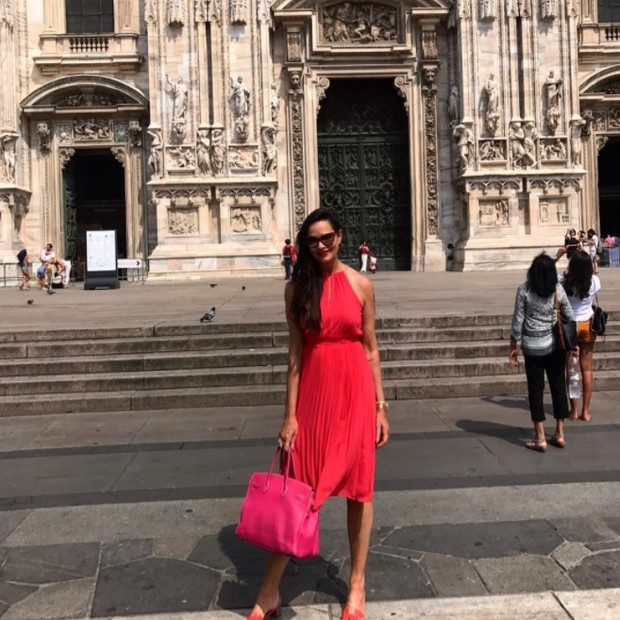 Luiza Brunet faz pose na Catedral de Milão (Foto: Reprodução/Instagram)