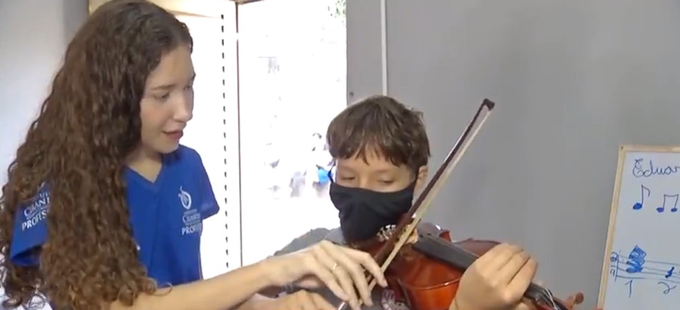 Taline Lais de Castro Monteiro virou professora de música aos 20 anos — Foto: Reprodução/TVCA