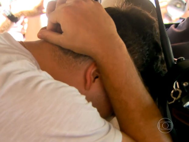 Viatura da PM leva um dos detidos pela força-tarefa pela chacina em Osasco e Barueri (Foto: TV Globo/Reprodução)