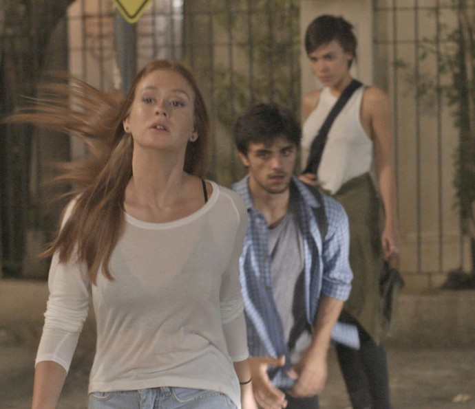 Jonatas corre atrás de Eliza após confronto com Leila (Foto: TV Globo)