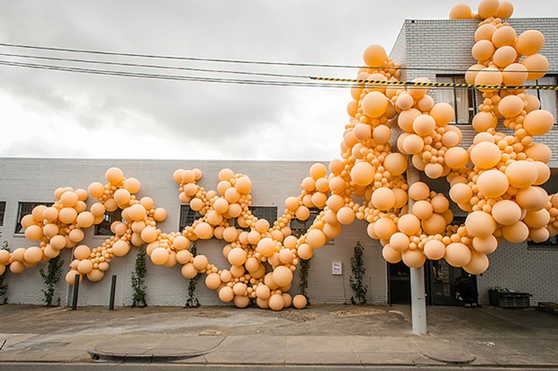 Instalação de sete mil balões biodegradáveis da artista Jihan Zencirli, conhecida como Geronimo, na Semana de Design de Melbourne (Foto: Reprodução/ eugene hyland)