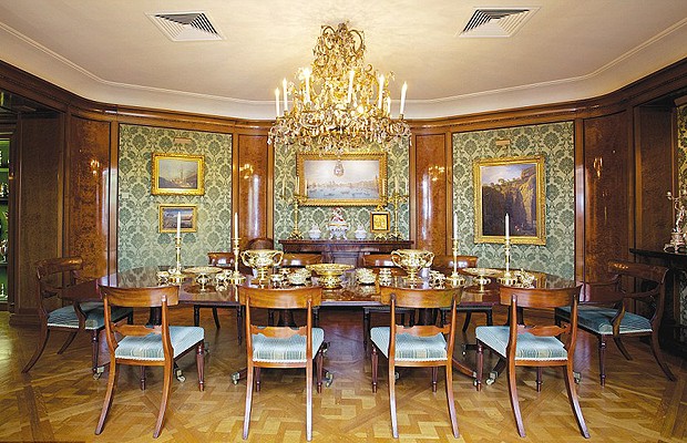 Detalhes da decoração luxuosa: a sala de jantar tem lustre grandioso (Foto: Divulgação/Beauchamp Estates)