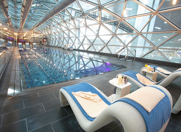 Aeroporto Internacional Hamad do Qatar oferece um espaço de atividades com piscina, academia e spa para seus clientes (Foto: Oryx Airport Hotel / Reprodução)