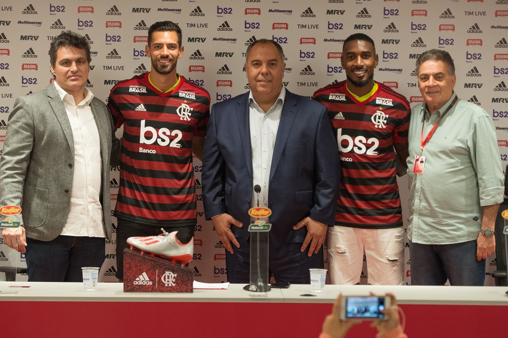 Pablo Marí e Gerson foram apresentados por Bruno Spindel, Marcos Braz e Pelaipe — Foto: Alexandre Vidal / Flamengo