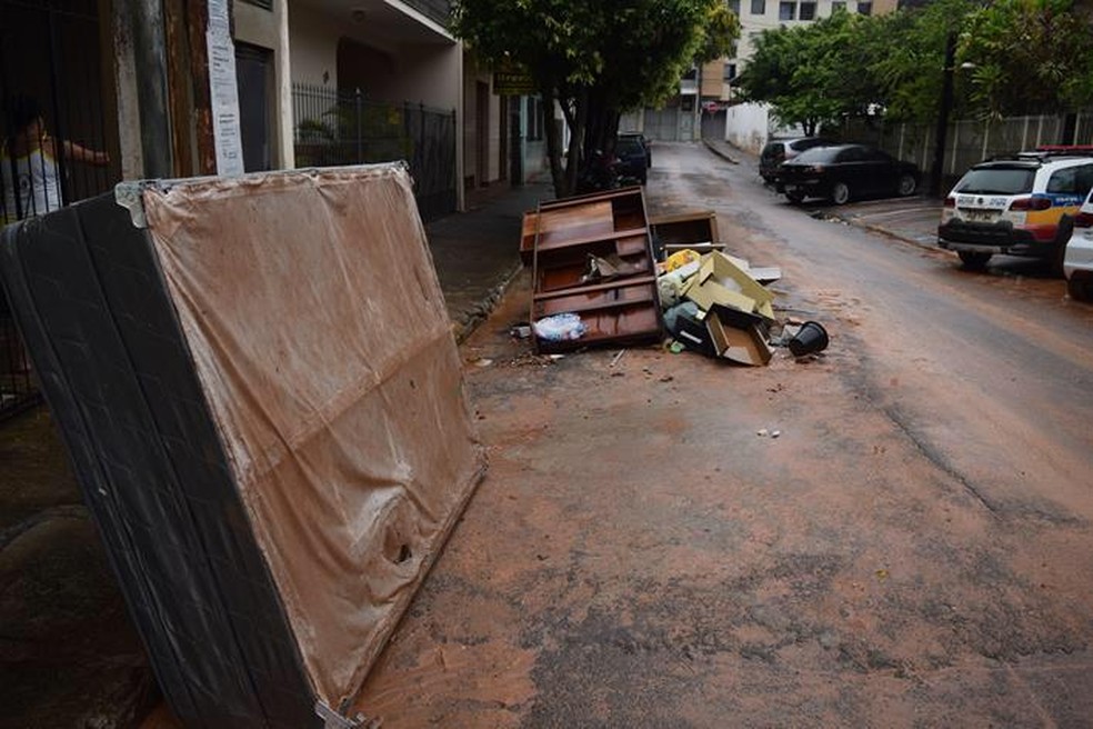Município de Muriaé após chuva nesta sexta-feira (7); móveis foram perdidos — Foto: Silvan Alves/Arquivo Pessoal