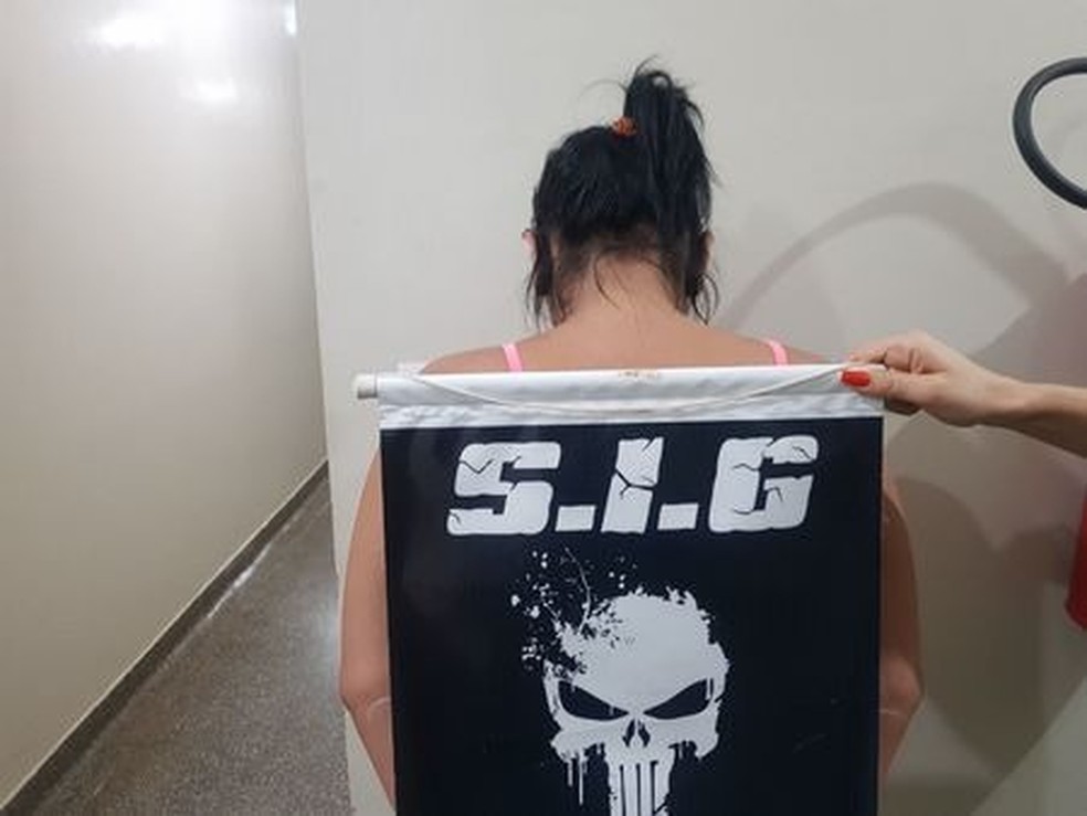 Mulher é presa em flagrante suspeita de explorar sexualmente três adolescentes — Foto: Polícia Civil