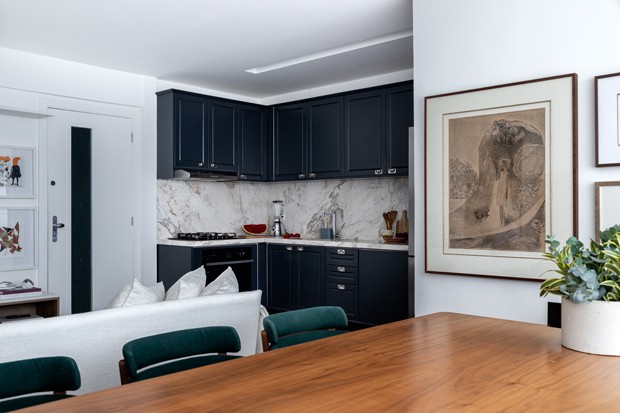 Apê de 80 m² tem décor aconchegante e cozinha azul integrada à sala (Foto: Gabriela Daltro)