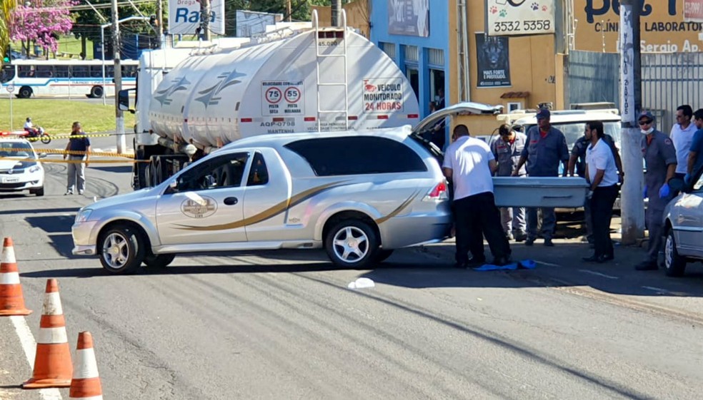 Adolescente morre atropelada por carreta em avenida de Lins — Foto: NovaTV/Divulgação
