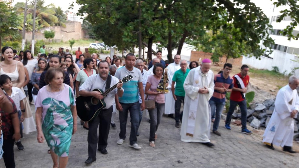 Fiéis acompanham procissão de Nossa Senhora Aparecida em Maceió — Foto:  Anna Pontes/G1