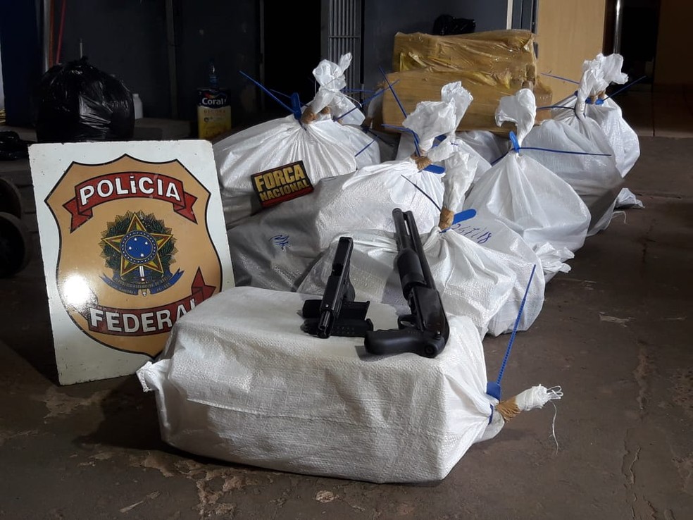 Armas e sacos de tabletes de maconha apreendidos â Foto: Carlos da Cruz/TV Morena