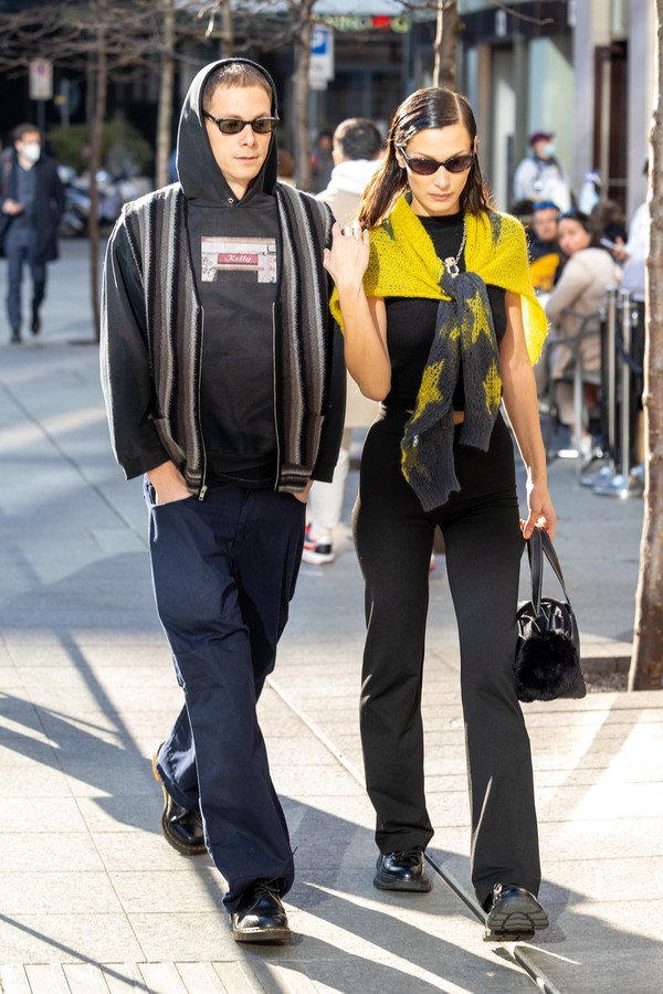MILAN, ITALY - FEBRUARY 23: Bella Hadid and Marc Kalman are seen during the Milan Fashion Week Fall/Winter 2022/2023 on February 23, 2022 in Milan, Italy. (Photo by Arnold Jerocki/Getty Images) (Foto: Getty Images)