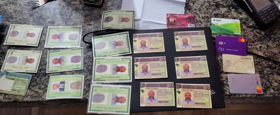 Investigado tinha diversos tipos de documentações falsas — Foto: Divulgação/PF