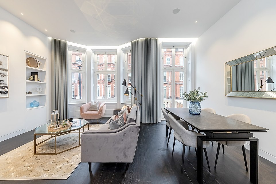 Cada apartamento possui uma sala de estar espaçosa com piso de madeira de carvalho (Foto: Reprodução / DailyMail UK)