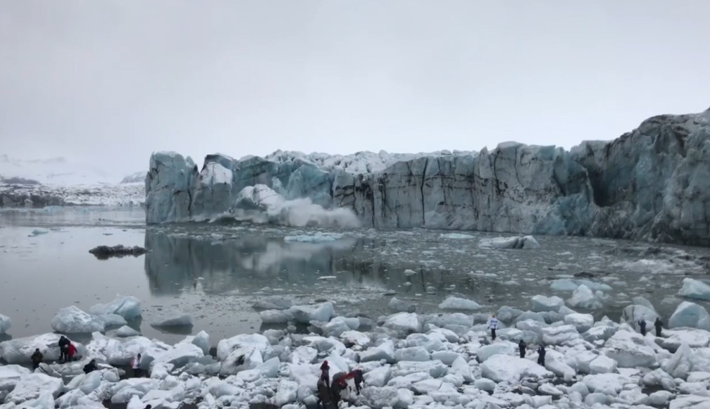Geleira se rompe na Islândia e turista precisam correr â€” Foto: Facebook/ Háfjall