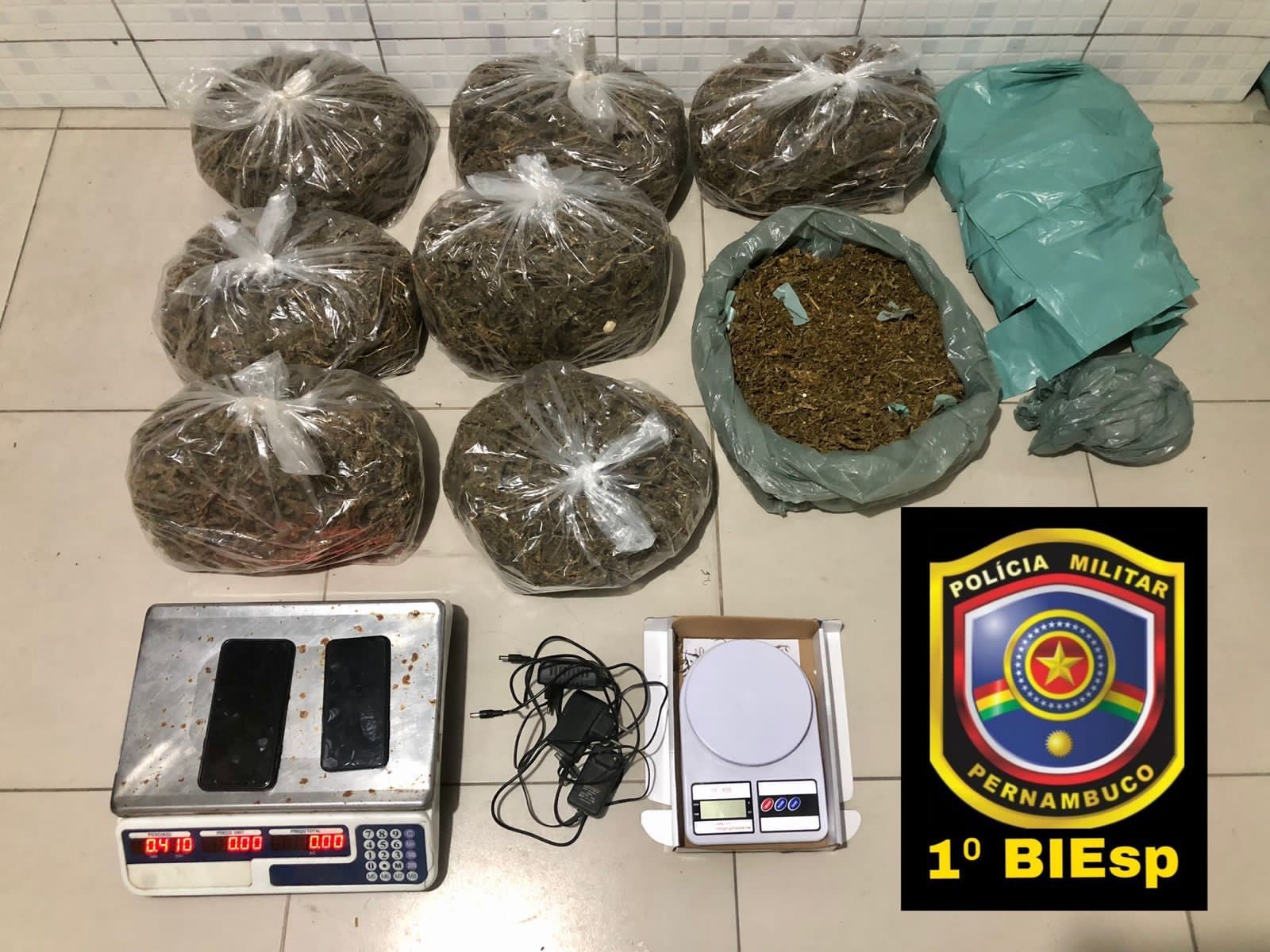 Mulher suspeita de tráfico de drogas é presa com 8 kg de maconha, em Caruaru