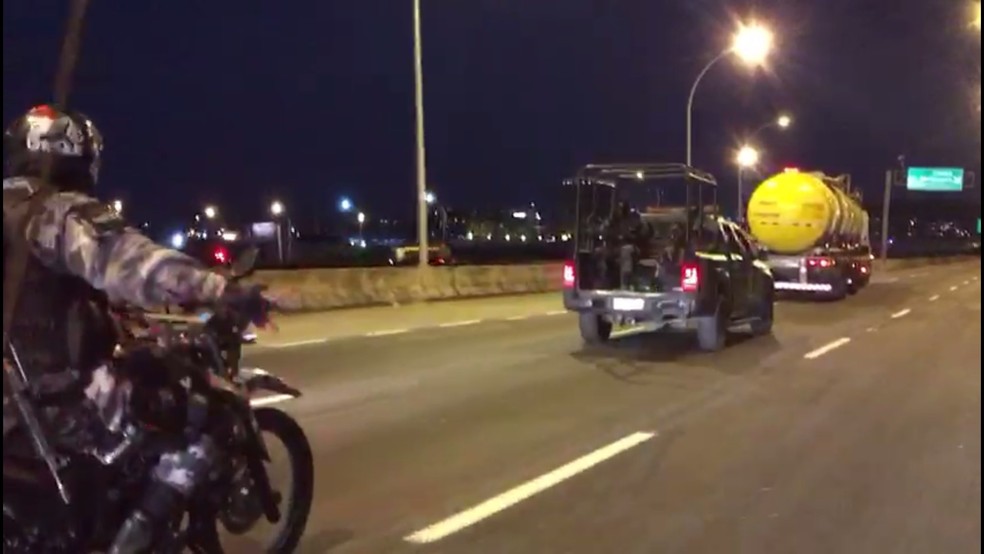 Forças de segurança escoltam caminhões-tanque para a garagem do BRT (Foto: Yuri Apoena/TV Globo)
