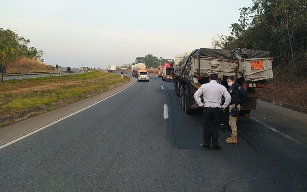 Pista é interditada para resgate em acidente entre ônibus e carreta na BR-060, em Goiás — Foto: Reprodução/PRF-DF